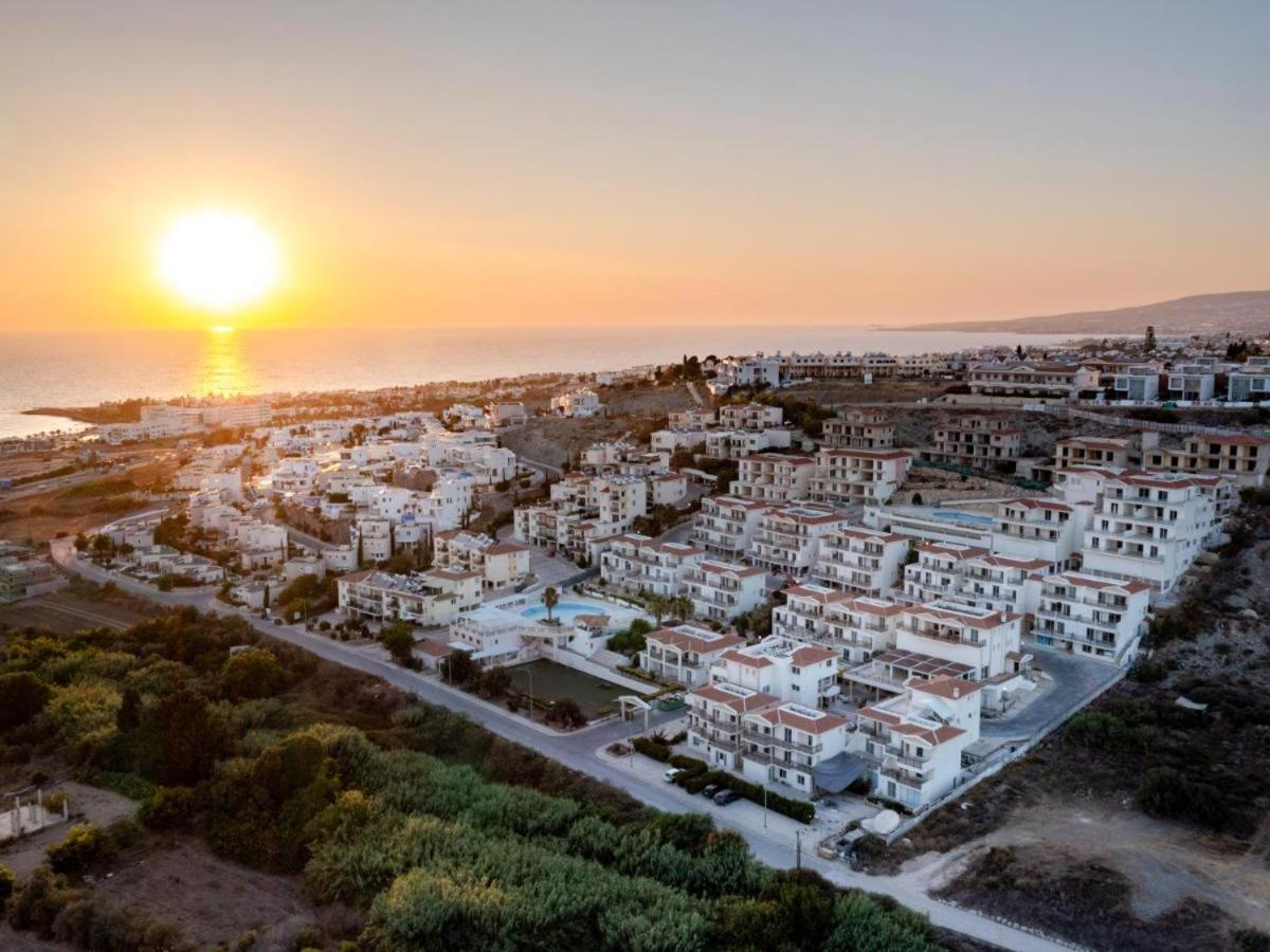 Hotel Wellclub - Wellness Family Experience - Seaview Paphos Esterno foto